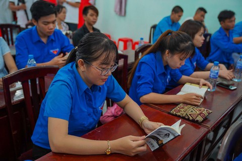 Hành trình Từ Trái Tim: Vượt ngàn hải lý trao tặng sách quý - Ảnh 9. Hành trình Từ Trái Tim: Vượt ngàn hải lý trao tặng sách quý - Ảnh 9.