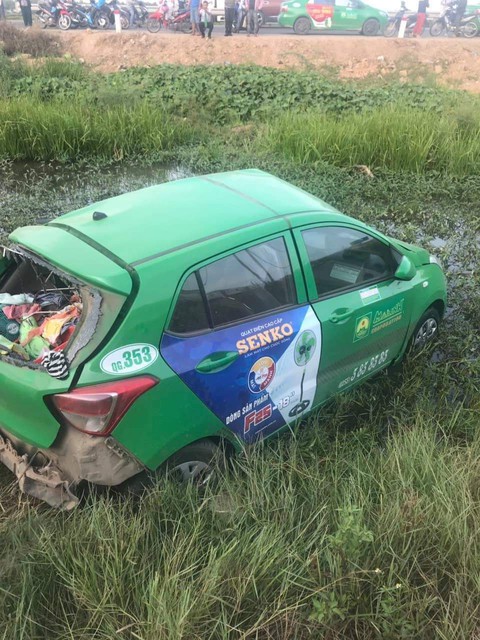Tàu SE1 tông xe taxi Mai Linh văng hàng chục mét, 2 người chết, 3 bị thương - Ảnh 2. Tàu SE1 tông xe taxi Mai Linh văng hàng chục mét, 2 người chết, 3 bị thương - Ảnh 2.