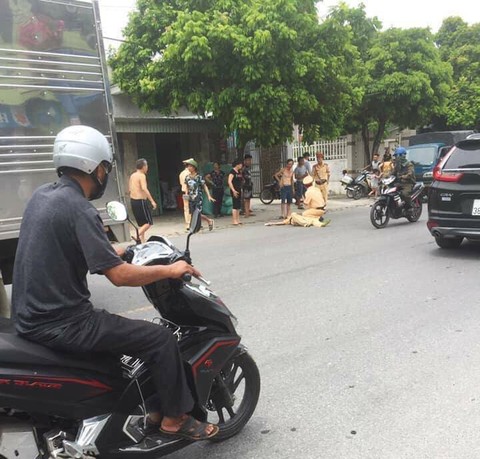 Nam thanh niên lái xe máy tông trực diện, hất văng chiến sĩ cảnh sát - Ảnh 3. Nam thanh niên lái xe máy tông trực diện, hất văng chiến sĩ cảnh sát - Ảnh 3.
