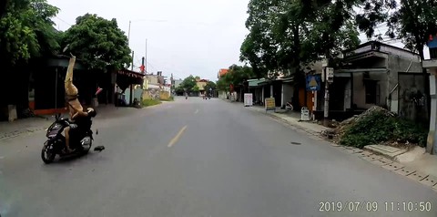 Nam thanh niên lái xe máy tông trực diện, hất văng chiến sĩ cảnh sát - Ảnh 2. Nam thanh niên lái xe máy tông trực diện, hất văng chiến sĩ cảnh sát - Ảnh 2.