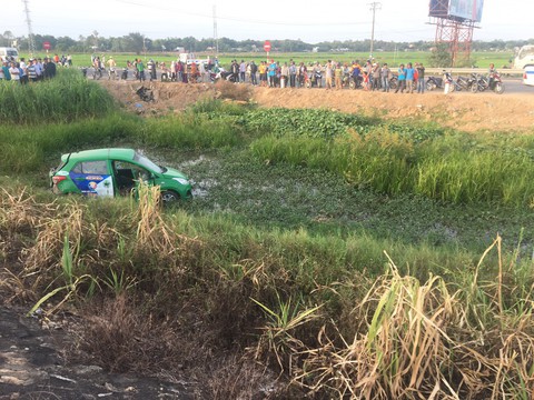 Tàu SE1 tông xe taxi Mai Linh văng hàng chục mét, 2 người chết, 3 bị thương - Ảnh 1. Tàu SE1 tông xe taxi Mai Linh văng hàng chục mét, 2 người chết, 3 bị thương - Ảnh 1.