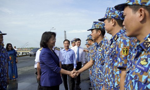 Phó chủ tịch nước Đặng Thị Ngọc Thịnh thăm tiểu đoàn DK1 - Ảnh 4. Phó chủ tịch nước Đặng Thị Ngọc Thịnh thăm tiểu đoàn DK1 - Ảnh 4.