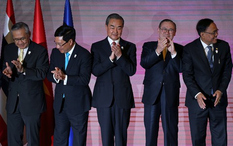 Ngoại trưởng Việt Nam cùng ASEAN và Trung Quốc nói chuyện Biển Đông - Ảnh 1. Ngoại trưởng Việt Nam cùng ASEAN và Trung Quốc nói chuyện Biển Đông - Ảnh 1.