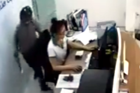 Cô gái can đảm vật ngã tên cướp rút dao kề cổ mình - Ảnh 2. Cô gái can đảm vật ngã tên cướp rút dao kề cổ mình - Ảnh 2.