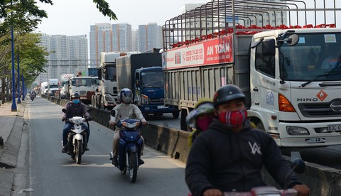 6 tháng, 100 xe container chết máy gây ra 100 vụ kẹt xe ở Cát Lái - Ảnh 1. 6 tháng, 100 xe container chết máy gây ra 100 vụ kẹt xe ở Cát Lái - Ảnh 1.