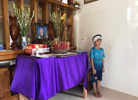 3 gia đình ngư dân Quảng Bình mất tích lập bàn thờ người thân, 1.000 tàu vẫn đi tìm - Ảnh 1. 3 gia đình ngư dân Quảng Bình mất tích lập bàn thờ người thân, 1.000 tàu vẫn đi tìm - Ảnh 1.