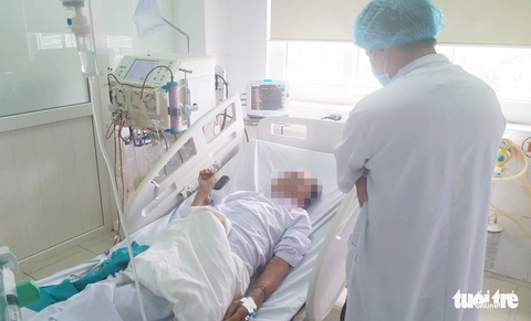 6 bệnh nhân bị sốc, tạm dừng hệ thống chạy thận ở Nghệ An - Ảnh 1. 6 bệnh nhân bị sốc, tạm dừng hệ thống chạy thận ở Nghệ An - Ảnh 1.
