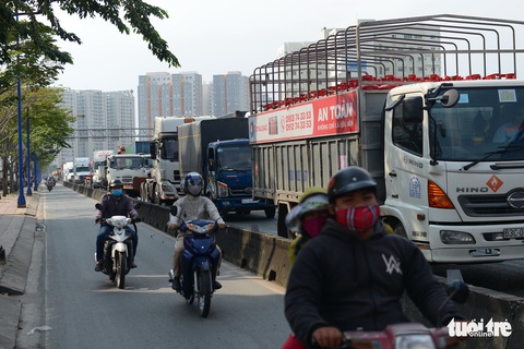 TP.HCM yêu cầu đẩy nhanh nhiều dự án để giải quyết kẹt xe khu Cát Lái - Ảnh 1. TP.HCM yêu cầu đẩy nhanh nhiều dự án để giải quyết kẹt xe khu Cát Lái - Ảnh 1.