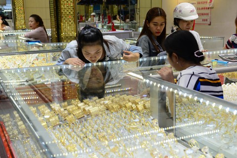 Vàng thất vọng rớt giá khi FED hạ lãi suất 0,25% - Ảnh 1. Vàng thất vọng rớt giá khi FED hạ lãi suất 0,25% - Ảnh 1.