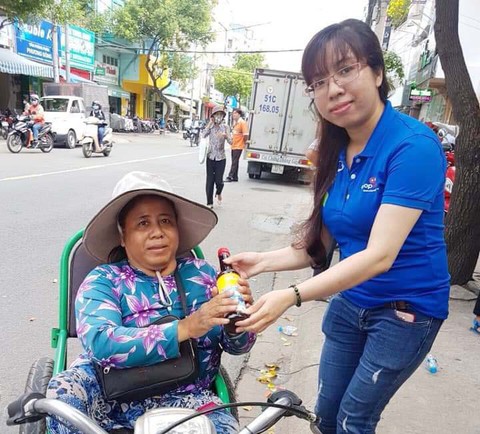 Ngàn phần quà ở quầy hàng miễn phí cho người nghèo - Ảnh 1. Ngàn phần quà ở quầy hàng miễn phí cho người nghèo - Ảnh 1.