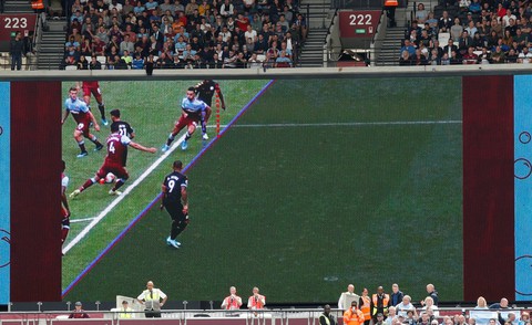 Lần đầu áp dụng, VAR gây náo loạn trận West Ham - Man City - Ảnh 1. Lần đầu áp dụng, VAR gây náo loạn trận West Ham - Man City - Ảnh 1.
