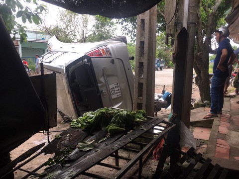 Xe hơi tông xe tải, 2 xe lật ngang, dân đập cửa kính cứu 5 người - Ảnh 3. Xe hơi tông xe tải, 2 xe lật ngang, dân đập cửa kính cứu 5 người - Ảnh 3.