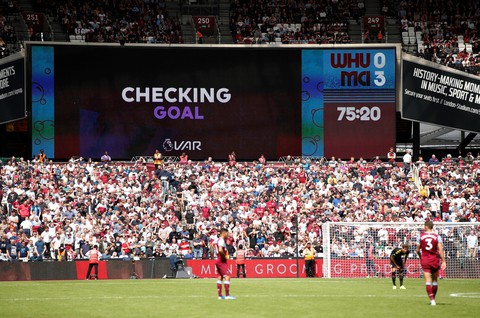 Lần đầu áp dụng, VAR gây náo loạn trận West Ham - Man City - Ảnh 3. Lần đầu áp dụng, VAR gây náo loạn trận West Ham - Man City - Ảnh 3.