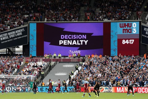 Lần đầu áp dụng, VAR gây náo loạn trận West Ham - Man City - Ảnh 4. Lần đầu áp dụng, VAR gây náo loạn trận West Ham - Man City - Ảnh 4.