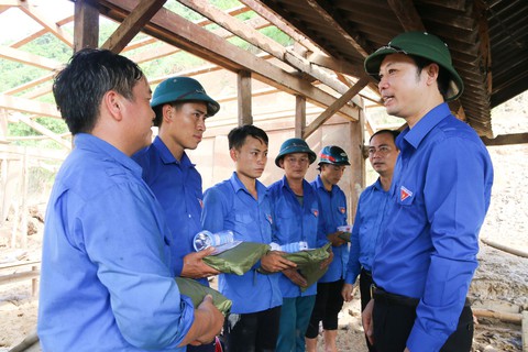 Hàng nghìn đoàn viên, thanh niên giúp dân dọn dẹp sau lũ - Ảnh 11. Hàng nghìn đoàn viên, thanh niên giúp dân dọn dẹp sau lũ - Ảnh 11.