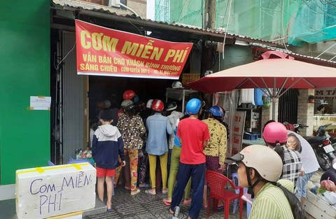 Phú Quốc ngập, khách sạn mời dân tá túc, cơm nóng, sửa xe đều miễn phí - Ảnh 1. Phú Quốc ngập, khách sạn mời dân tá túc, cơm nóng, sửa xe đều miễn phí - Ảnh 1.