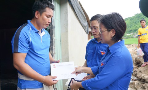 Hàng nghìn đoàn viên, thanh niên giúp dân dọn dẹp sau lũ - Ảnh 10. Hàng nghìn đoàn viên, thanh niên giúp dân dọn dẹp sau lũ - Ảnh 10.