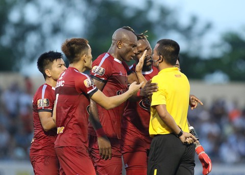 Thua Quảng Nam, hi vọng vô địch V-League của TP.HCM thêm nhạt nhòa - Ảnh 3. Thua Quảng Nam, hi vọng vô địch V-League của TP.HCM thêm nhạt nhòa - Ảnh 3.