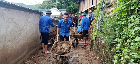 Hàng nghìn đoàn viên, thanh niên giúp dân dọn dẹp sau lũ - Ảnh 3. Hàng nghìn đoàn viên, thanh niên giúp dân dọn dẹp sau lũ - Ảnh 3.