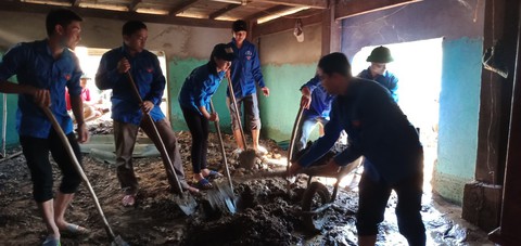 Hàng nghìn đoàn viên, thanh niên giúp dân dọn dẹp sau lũ - Ảnh 5. Hàng nghìn đoàn viên, thanh niên giúp dân dọn dẹp sau lũ - Ảnh 5.