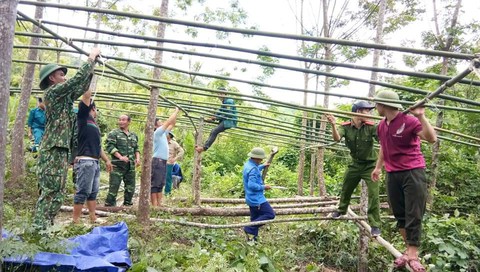 Hàng nghìn đoàn viên, thanh niên giúp dân dọn dẹp sau lũ - Ảnh 4. Hàng nghìn đoàn viên, thanh niên giúp dân dọn dẹp sau lũ - Ảnh 4.