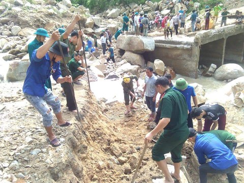 Hàng nghìn đoàn viên, thanh niên giúp dân dọn dẹp sau lũ - Ảnh 7. Hàng nghìn đoàn viên, thanh niên giúp dân dọn dẹp sau lũ - Ảnh 7.