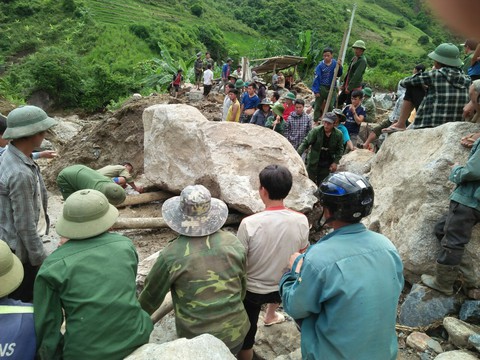 Hàng nghìn đoàn viên, thanh niên giúp dân dọn dẹp sau lũ - Ảnh 8. Hàng nghìn đoàn viên, thanh niên giúp dân dọn dẹp sau lũ - Ảnh 8.