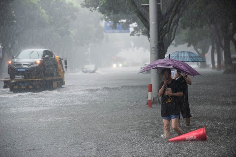 Bão Lekima vào Trung Quốc: Hơn 1 triệu người sơ tán, 13 người chết - Ảnh 2. Bão Lekima vào Trung Quốc: Hơn 1 triệu người sơ tán, 13 người chết - Ảnh 2.