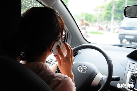 Hãy ghi hình tố giác tài xế dùng điện thoại khi lái xe - Ảnh 1. Hãy ghi hình tố giác tài xế dùng điện thoại khi lái xe - Ảnh 1.