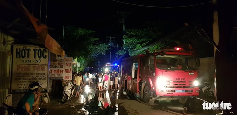 Công ty may mặc ở Hóc Môn cháy lớn trong đêm - Ảnh 3. Công ty may mặc ở Hóc Môn cháy lớn trong đêm - Ảnh 3.