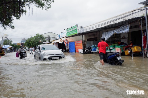 Phú Quốc nhiều nơi vẫn ngập sâu gần 2m dù mưa đã ngớt - Ảnh 1. Phú Quốc nhiều nơi vẫn ngập sâu gần 2m dù mưa đã ngớt - Ảnh 1.