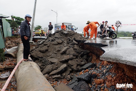 Phú Quốc nhiều nơi vẫn ngập sâu gần 2m dù mưa đã ngớt - Ảnh 10. Phú Quốc nhiều nơi vẫn ngập sâu gần 2m dù mưa đã ngớt - Ảnh 10.