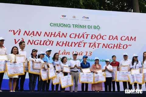 Hơn 5.000 người đi bộ vì nạn nhân chất độc da cam - Ảnh 6. Hơn 5.000 người đi bộ vì nạn nhân chất độc da cam - Ảnh 6.