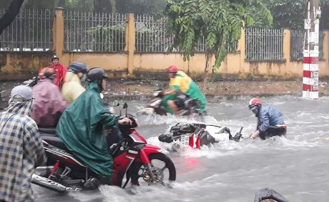 Bao giờ hết cảnh nước tuôn như thác làm trôi xe, té người khi mưa lớn? - Ảnh 1. Bao giờ hết cảnh nước tuôn như thác làm trôi xe, té người khi mưa lớn? - Ảnh 1.