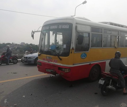 Xe buýt lấn làn, đâm thẳng hai nam sinh đi xe máy ngược lại - Ảnh 1. Xe buýt lấn làn, đâm thẳng hai nam sinh đi xe máy ngược lại - Ảnh 1.