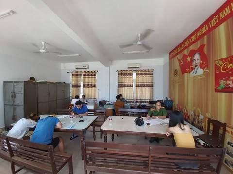 Cảnh sát đột kích quán karaoke Mercury phát hiện 58 người dương tính ma túy - Ảnh 1. Cảnh sát đột kích quán karaoke Mercury phát hiện 58 người dương tính ma túy - Ảnh 1.