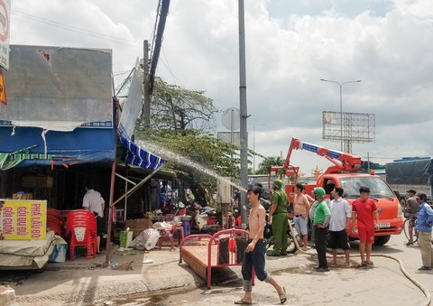 TP.HCM: Cháy tiệm sửa xe giữa trưa, cả khu phố náo loạn - Ảnh 1. TP.HCM: Cháy tiệm sửa xe giữa trưa, cả khu phố náo loạn - Ảnh 1.