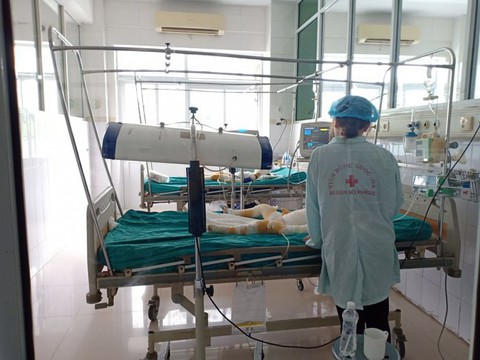 Tình hình sức khỏe 3 trẻ bị bỏng do cồn: Bác sĩ bảo chưa nói trước được - Ảnh 1. Tình hình sức khỏe 3 trẻ bị bỏng do cồn: Bác sĩ bảo chưa nói trước được - Ảnh 1.