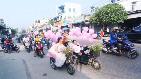 Đám cưới ứa nước mắt của chàng trai trên chiếc xe lắc - Ảnh 1. Đám cưới ứa nước mắt của chàng trai trên chiếc xe lắc - Ảnh 1.