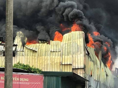 Cháy lớn tại Khu công nghiệp Sài Đồng gần Aeon Mall Long Biên - Ảnh 1. Cháy lớn tại Khu công nghiệp Sài Đồng gần Aeon Mall Long Biên - Ảnh 1.