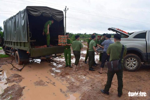 Vùng rốn lũ khắc phục hậu quả mưa bão - Ảnh 9. Vùng rốn lũ khắc phục hậu quả mưa bão - Ảnh 9.
