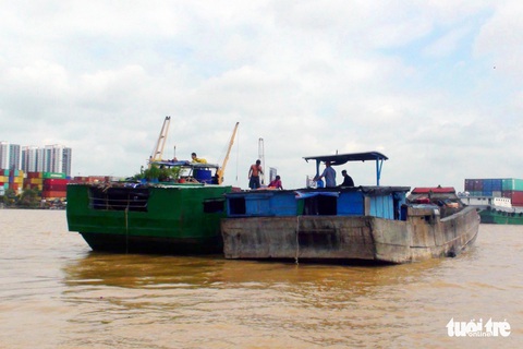 30 phút truy đuổi, nổ súng bắt gọn 4 thuyền khai thác cát trái phép - Ảnh 1. 30 phút truy đuổi, nổ súng bắt gọn 4 thuyền khai thác cát trái phép - Ảnh 1.