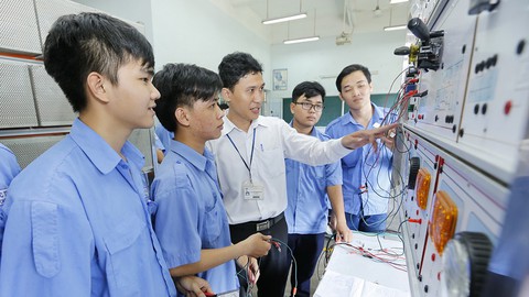 Làm gì để trường cao đẳng không đứt bóng? - Ảnh 1. Làm gì để trường cao đẳng không đứt bóng? - Ảnh 1.