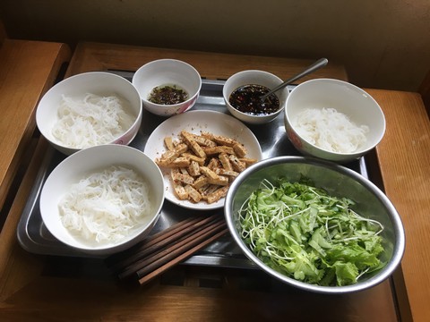 Vu lan, thèm món bún thính rang mẹ làm - Ảnh 1. Vu lan, thèm món bún thính rang mẹ làm - Ảnh 1.