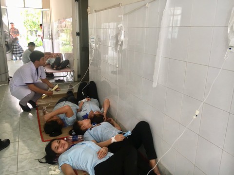 Nhà xưởng phun thuốc diệt mối mọt, hàng chục công nhân nhập viện - Ảnh 3. Nhà xưởng phun thuốc diệt mối mọt, hàng chục công nhân nhập viện - Ảnh 3.