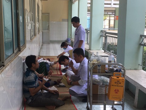Nhà xưởng phun thuốc diệt mối mọt, hàng chục công nhân nhập viện - Ảnh 2. Nhà xưởng phun thuốc diệt mối mọt, hàng chục công nhân nhập viện - Ảnh 2.