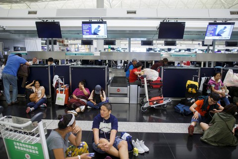 Sân bay Hong Kong tê liệt, Trung Quốc có cớ dùng Vịnh nước lớn - Ảnh 1. Sân bay Hong Kong tê liệt, Trung Quốc có cớ dùng Vịnh nước lớn - Ảnh 1.