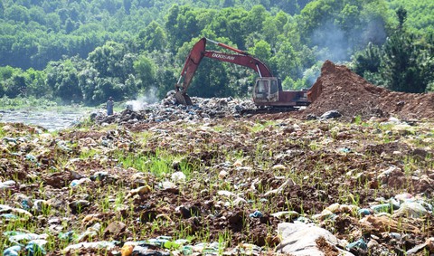 Quảng Nam: Dân ăn cơm phải bịt mũi vì mùi hôi thối từ bãi rác - Ảnh 1. Quảng Nam: Dân ăn cơm phải bịt mũi vì mùi hôi thối từ bãi rác - Ảnh 1.