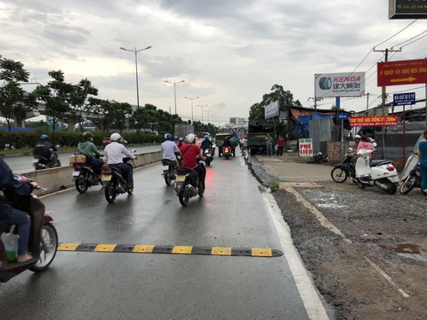 Tháo bỏ gờ giảm tốc gây tai nạn chết người trên xa lộ Hà Nội - Ảnh 1. Tháo bỏ gờ giảm tốc gây tai nạn chết người trên xa lộ Hà Nội - Ảnh 1.