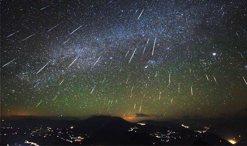 Đêm nay ngắm mưa sao băng Perseid cực đại - Ảnh 1. Đêm nay ngắm mưa sao băng Perseid cực đại - Ảnh 1.